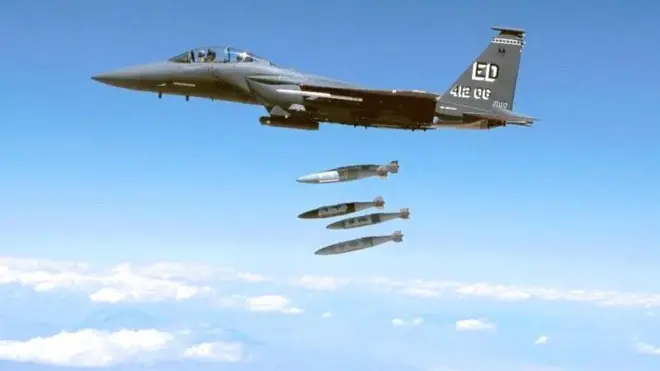 Ifoto y'indege y'igisirikare cya Amerika yarekuye ibisasu byo mu byoko bwa MK-84