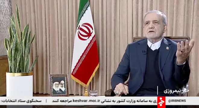 الرئيس الإيراني مسعود بزشكيان مرتدياً بذلة وقميصاً أبيض ويتحدث خلال مقابلة مع التلفزيون الإيراني بتاريخ 11 يناير/كانون الثاني 2026