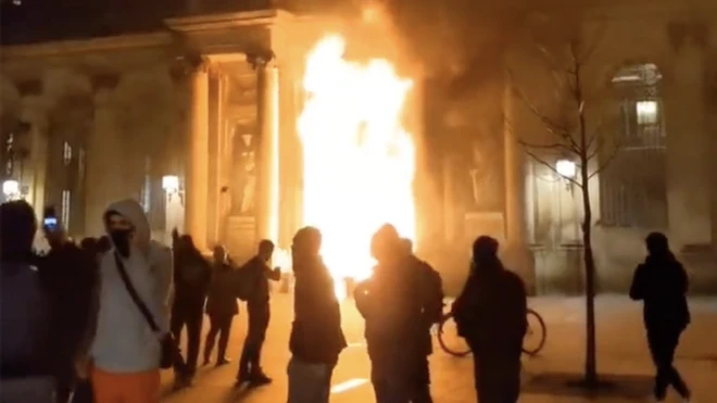 Bordeaux town Hall set on fire in France protest