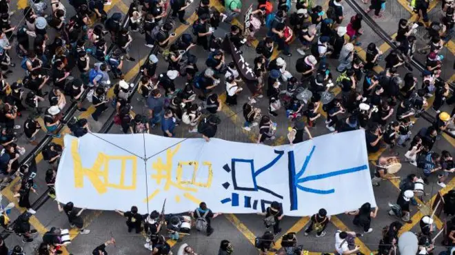 2019年6月16日，民阵举办游行，群众手持一张“香港说不”的横额。
