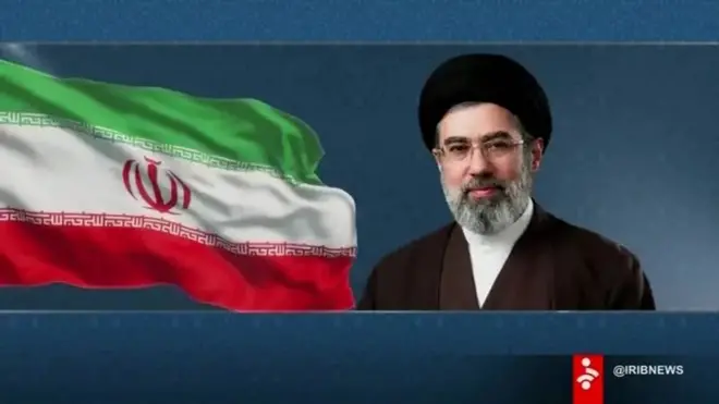 Imagem da televisão iraniana com Mojtaba Khamenei.