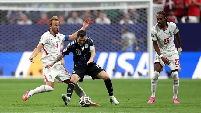 Messi e Kane na partida Inglaterra e Argentina na semifinal da Copa
