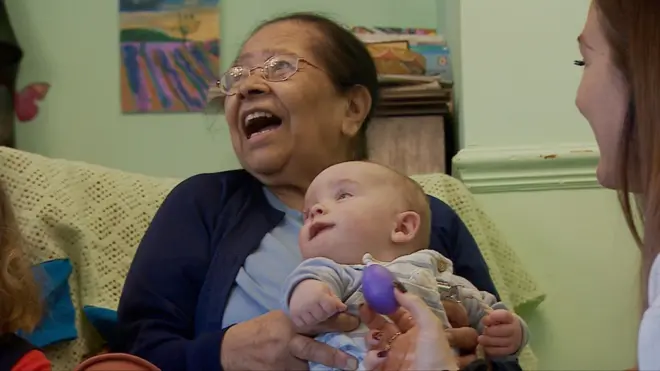 starija žena i beba u domu za stare 