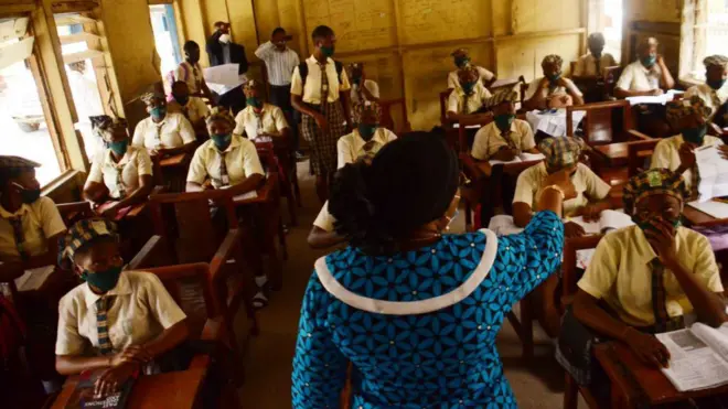 Olukọ ati awọn akẹkọọ nile ẹkọ wọn