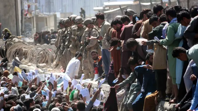 متقاضیان تخلیه در فرودگاه کابل پس از ورود طالبان به پایتخت در اواخر اوت ۲۰۲۱