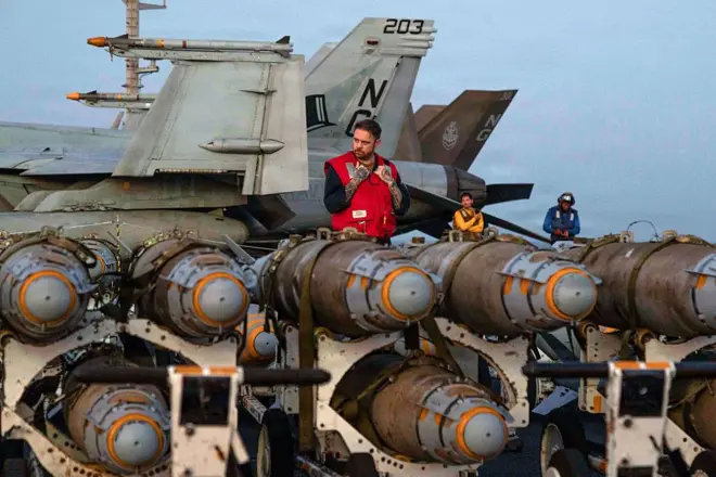 27 फरवरी 2026 को अरब सागर में तैनात निमिट्ज़-कैटेगरी के विमानवाहक पोत यूएसएस अब्राहम लिंकन (सीवीएन 72) के फ्लाइट डेक पर अमेरिकी नाविक हथियारों को ट्रांसफ़र करते हुए. 
