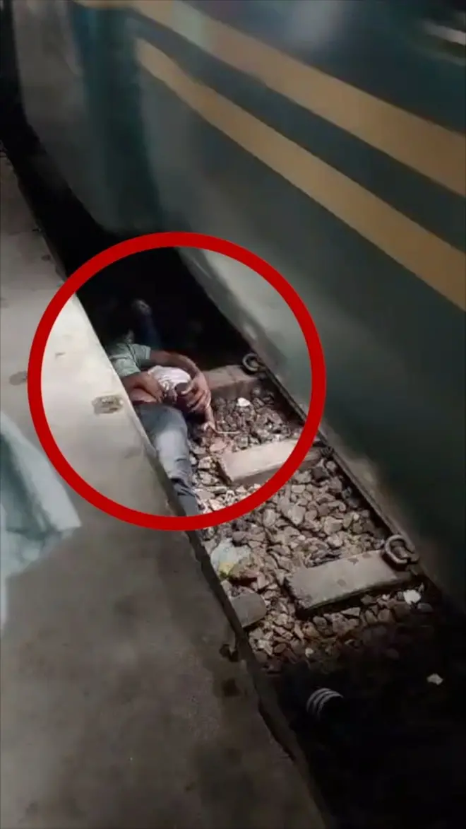 otac i sin leže ispod perona