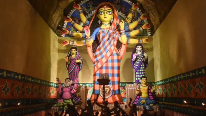 कोलकाता के एक पंडाल में लगी देवी दुर्गा की प्रतिमा.