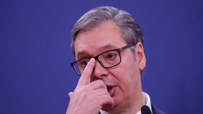 Aleksandar Vučić krupno namešta naočale na nosu