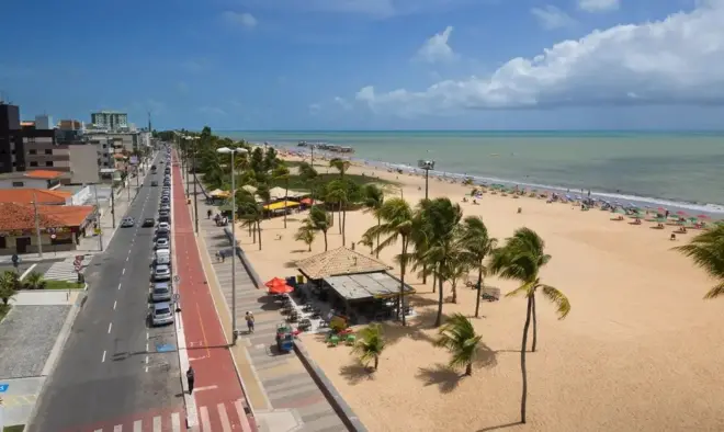 Imagem da orla de João Pessoa mostrando o mar e prédios do outro lado