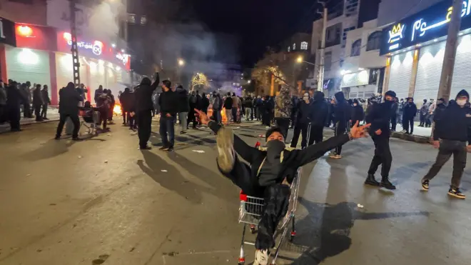 تجمع إيرانيون أثناء إغلاقهم أحد الشوارع خلال احتجاجات في كرمانشاه، إيران، في 8 يناير/كانون الثاني 2026.