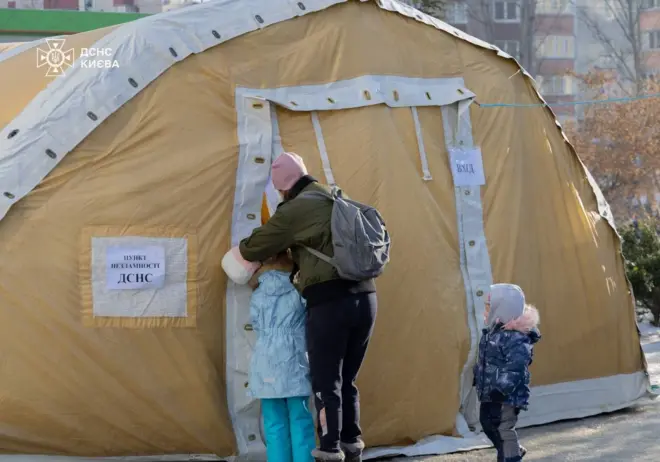 Люди заходять в намет, щоб зігрітися 