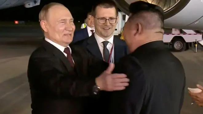 Putin llega a Corea del Norte y saluda a Kim Jong-un