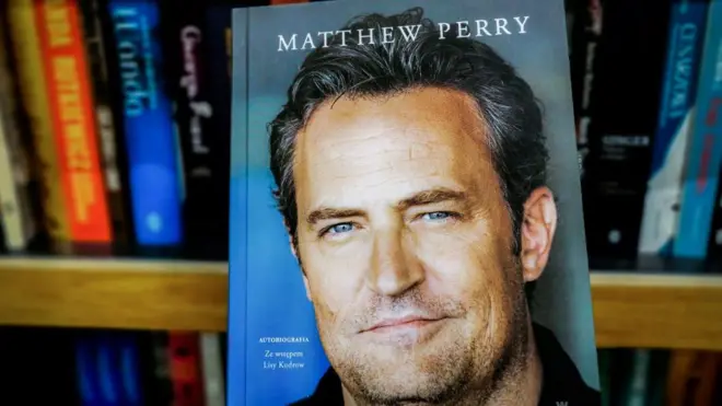 L'édition polonaise des mémoires de Matthew Perry « Friends, Lovers, and the Big Terrible Thing » dans une librairie de Cracovie, en Pologne, le 3 novembre 2023.