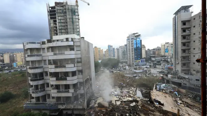 منظر لموقع متضرر في أعقاب الضربات الإسرائيلية على الشياح، وسط الأعمال العدائية المستمرة بين حزب الله والقوات الإسرائيلية، في لبنان 18 نوفمبر 2024. رويترز
