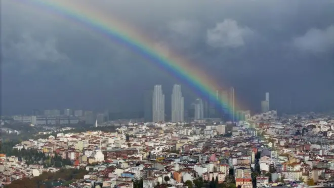 İstanbul ve üzerindeki gökkuşağı 