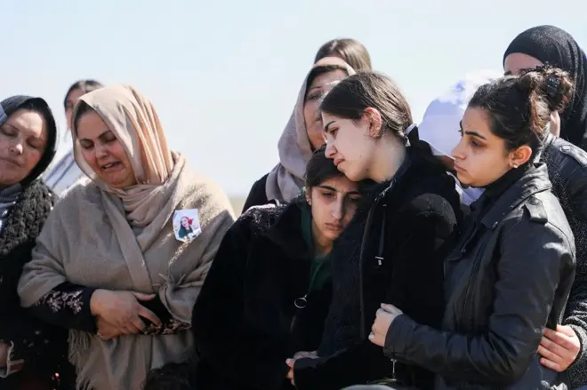 Mujeres llorando, algunas vestidas de negro