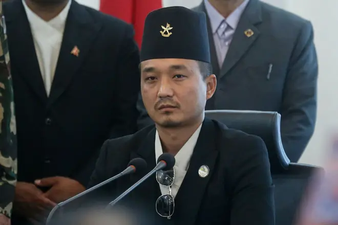 गृहमन्त्री हुँदा दौरा, कालो कोट र कालो टोपी लगाएका सुधन गुरुङ