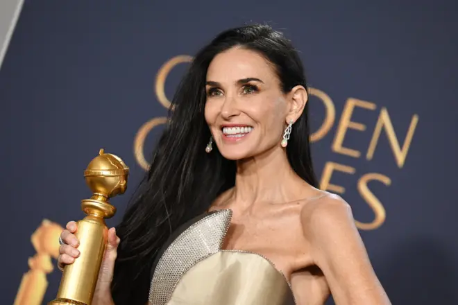 Demi Moore, lauréate du prix de la Meilleure Actrice dans un Film Musical ou Comédie pour "The Substance", pose dans la salle de presse lors de la 82e cérémonie annuelle des Golden Globe Awards au Beverly Hilton le 5 janvier 2025 à Beverly Hills, Californie.
