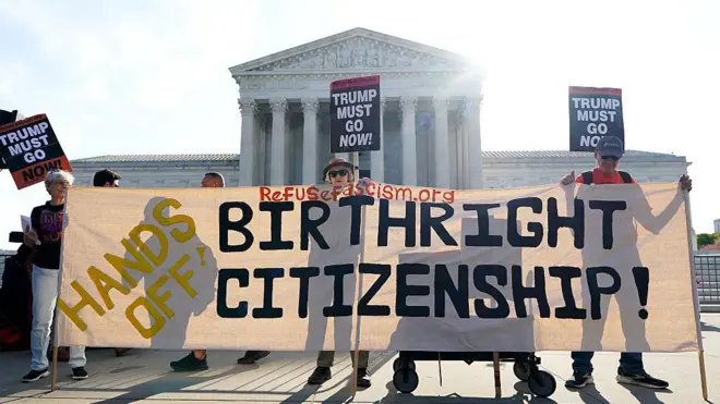 Люди проводят демонстрацию у здания Верховного суда США в преддверии ожидаемого прибытия президента США Дональда Трампа 1 апреля 2026 года в Вашингтоне, округ Колумбия.