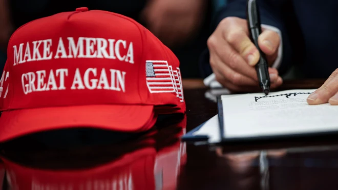 美國總統唐納德·特朗普在白宮橢圓形辦公室簽署行政命令。