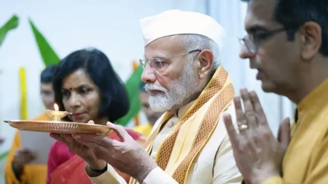 सरन्यायाधीश चंद्रचूड यांच्या निवासस्थानी गणपती आरतीदरम्यान पंतप्रधान नरेंद्र मोदी.