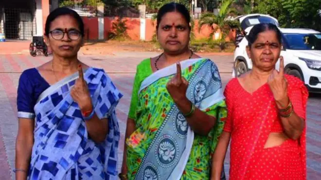ఓటు హక్కును వినియోగించుకున్న మహిళలు