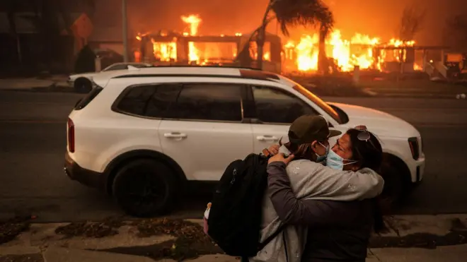 Люди під час евакуації Ітоні 8 січня 2025 року