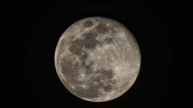 ماه کامل در تاریکی شب