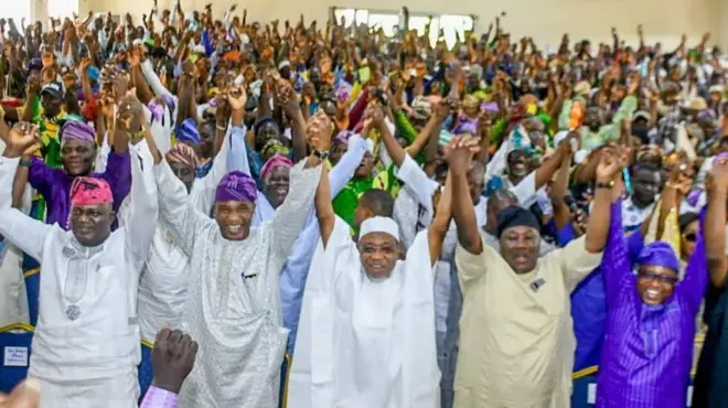 Ọgbẹni Rauf Aregbesola ati awọn alatilẹyin rẹ .