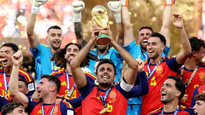 رودري يرفع كأس العالم