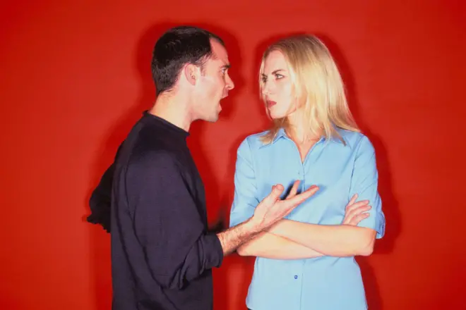 Kavga eden bir kadın ve erkek