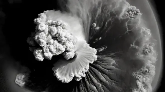 Erupção do vulcão subterrâneo Hunga Tonga-Hunga Ha'apai