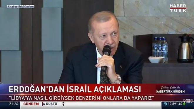 تصویری از صفحه یک شبکه تلویزیونی که اردوغان را در حال سخنرانی نشان می‌دهد