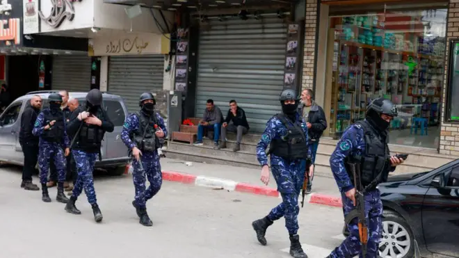 قوات الأمن الفلسطينية في موقع لاشتباكات بين قوات الأمن الفلسطينية ومسلحين في مدينة جنين شمال الضفة الغربية المحتلة في 21 ديسمبر/كانون الأول 2024.