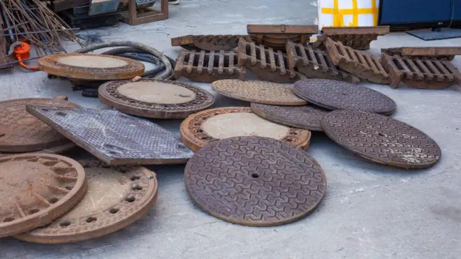 Foto of manhole covers wey police recover for Abuja, Nigeria capital