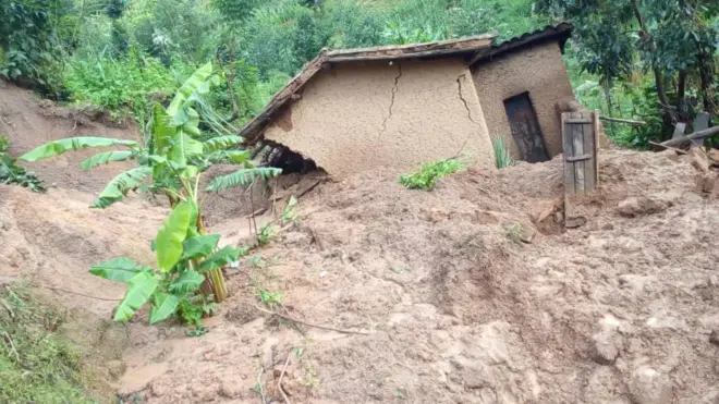 Abantu batunguwe n'inkangu zagwiriye inzu zabo mu mvura nyinshi nijoro ubwo bari baryamye 