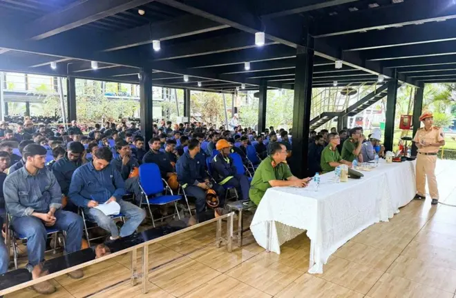 Hơn 250 công nhân người Bangladesh của Công ty Cổ phần Kết cấu thép ATAD Đồng Nai tham gia buổi tuyên truyền về trật tự, an toàn giao thông hôm 5/7