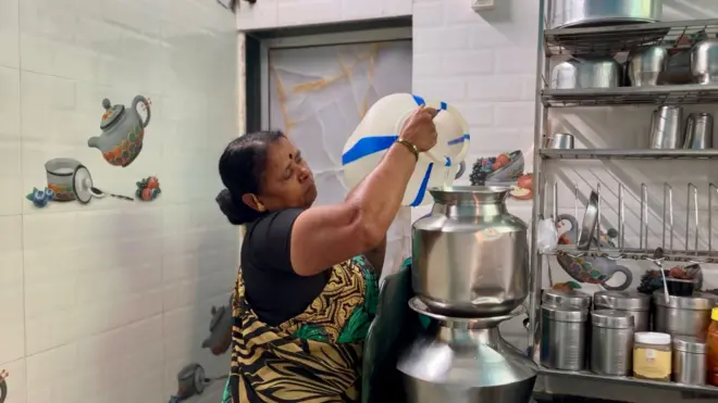 "आम्ही आजपर्यंत पाण्यासाठी लढतोय", मुंबई महापालिकेचे सर्वांना पाणी धोरण असताना मुंबईकर तहानलेले का?