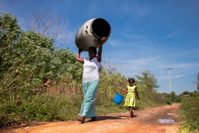 නියඟය මැද ජලය සොයා යන කාන්තාවක් හා දැරියක්
