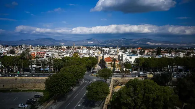 Lefokeşe'nin yüksekten görüntüsü, uzakta Türk yönetiminin bayrağı görülüyor