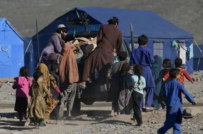 یونیسف پخپل راپور کې وايي، له پاکستانه راشړل شوي افغانان تورخم ته په رسېدو بېړنیو مرستو ته اړتیا لري.