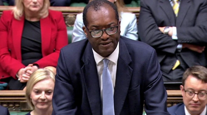 Kwasi Kwarteng parlamentoda mini bütçeyi açıklarken