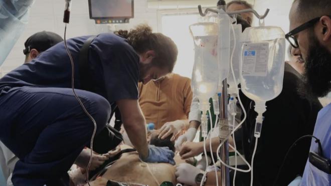 O médico americano Sam Attar atendendo um paciente num leito hospitalar