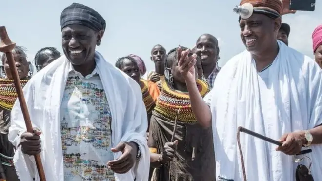  Wiiliyaam Ruuttoo (gama bitaan) bulchaa kaawontii Maarsaabiit Mohaammad Muhaammud Alii (karaa mirgaan) guyyaa kabaja aadaa 11ffaa Waxabajji 28, 2018 Turkaanaatti kabajametti