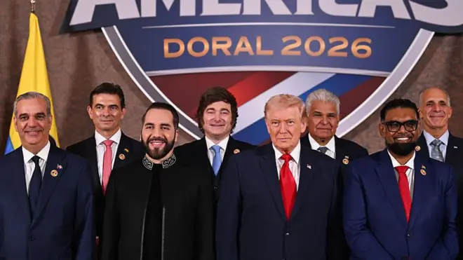 Donald Trump ao lado dos presidentes Luis Abinader (República Dominicana), Rodrigo Paz (Bolívia), Nayib Bukele (El Salvador), Javier Milei (Argentina), José Raúl Mulino (Panamá), Mohamed Irfaan Ali (Guiana) e Nasry Asfura (Honduras), durante a cúpula 'Escudo das Américas', realizada em março de 2026 na Flórida, Estados Unidos.