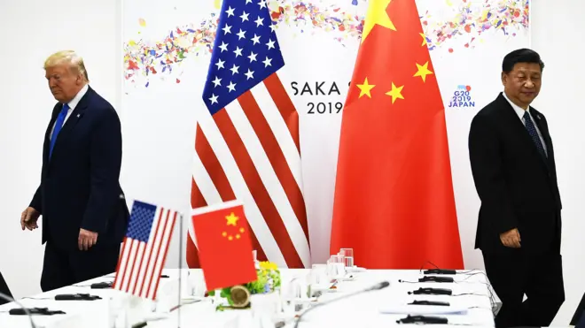 Трамп и Си расходятся после фотографирования на фоне флагов в Осаке