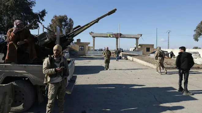 Suriye hükümet güçleri Rakka şehrinin yakınlarında SDG askeri üssünün önünde ağır silahlarla