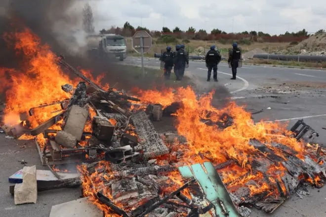 দক্ষিণ ফ্রান্সে অগ্নি সংযোগের দৃশ্য - ২৪শে মার্চ ২০২৩