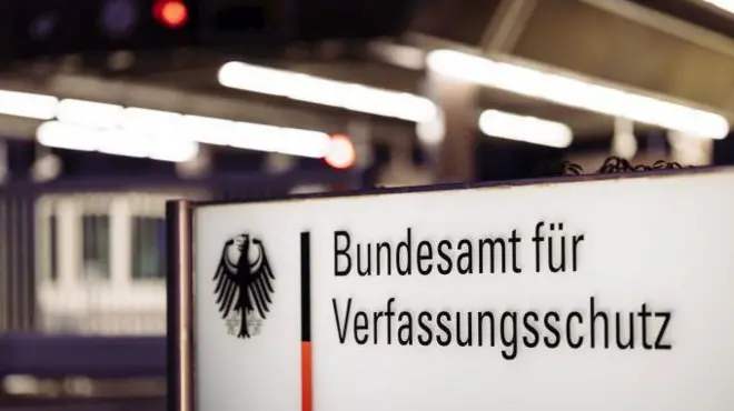 Berlin Anayasayı Koruma Teşkilatı'nın resmi ünvanını gösteren bir tabela. 
